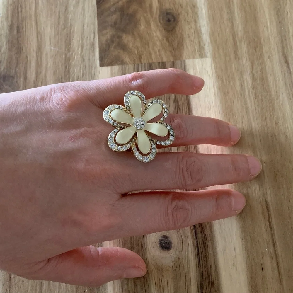 Creamy white enamel ring with rhinestone ring Szie 7 NWOT - Picture 4 of 6